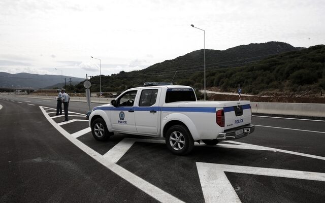 Καταδίωξη σε βαν με μετανάστες – Ο διακινητής εμβόλισε το περιπολικό