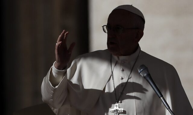 Πάπας Φραγκίσκος: Εκτός κλήρου οι ομοφυλόφιλοι – Ανησυχώ που έγιναν της μόδας οι γκέι