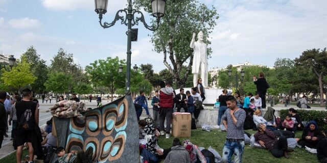Πλατεία Αριστοτέλους: Πρόσφυγες υπό το βλέμμα του Ελευθέριου Βενιζέλου