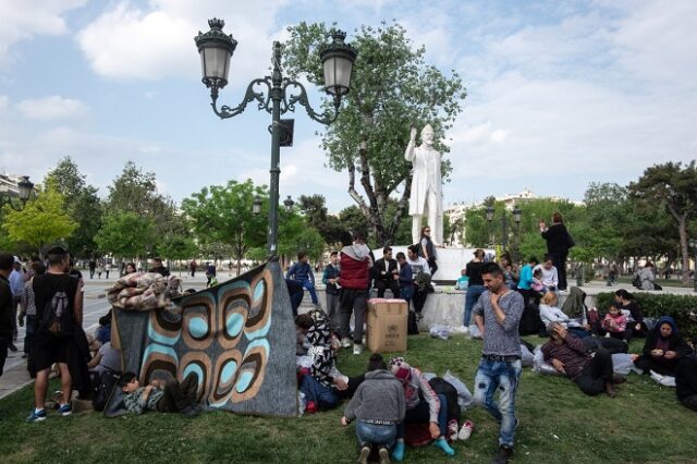 Πλατεία Αριστοτέλους: Πρόσφυγες υπό το βλέμμα του Ελευθέριου Βενιζέλου
