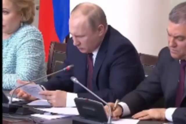 ΒΙΝΤΕΟ: Όταν ο Πούτιν δεν καταλαβαίνει τι έχει γράψει