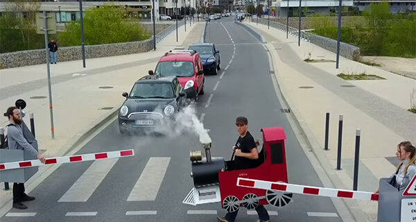 Ο Remi Gaillard ξαναχτυπά και τους δρόμους σταματά για να… περάσει το τρένο