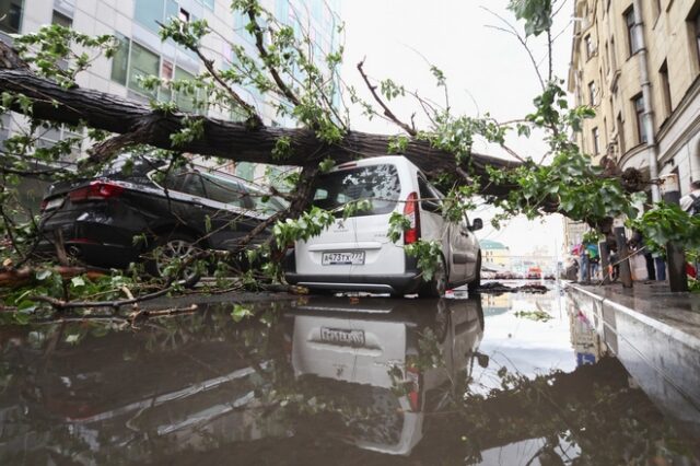 Ρωσία: Δύο νεκροί, 12 τραυματίες από καταιγίδα στη Μόσχα