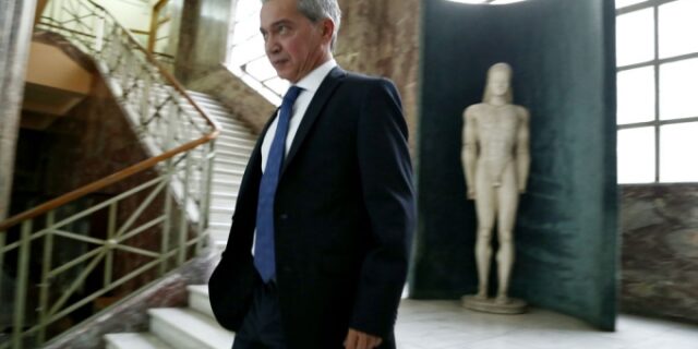 Tέσσερις αλυσίδες έκλεισαν τα καταστήματα τους για το τελευταίο αντίο στον Στέλιο Σκλαβενίτη