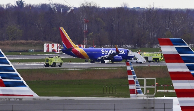 Τρόμος στον άερα: Αναγκαστική προσγείωση αεροπλάνου μετά την έκρηξη του κινητήρα – Μία νεκρή