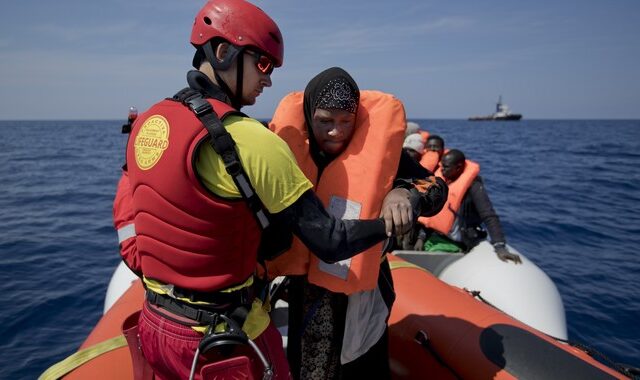 Τραγωδία στο Γιβραλτάρ: Ανατροπή σκάφους με πρόσφυγες – Τουλάχιστον τέσσερις νεκροί