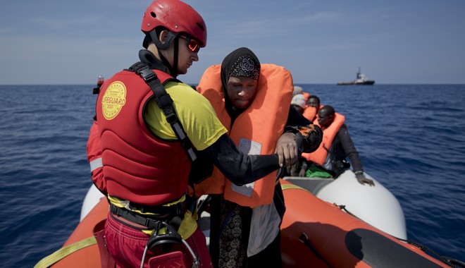 Τραγωδία στο Γιβραλτάρ: Ανατροπή σκάφους με πρόσφυγες – Τουλάχιστον τέσσερις νεκροί