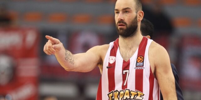 Η επική selfie του Σπανούλη με το πασχαλινό αρνί που έγινε viral