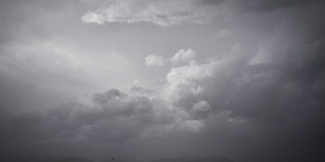 Συννεφιά με τοπικές βροχές – Πέφτει ο υδράργυρος