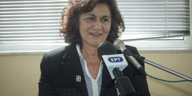 Φωτίου: Ο νόμος δεν προβλέπει υιοθεσία για τα ομόφυλα ζευγάρια