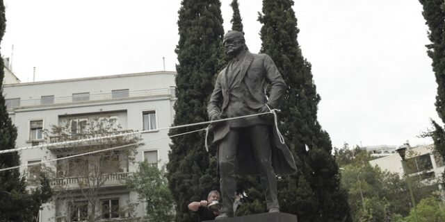 Κουτσούμπας: Το άγαλμα Τρούμαν βρωμίζει το Κέντρο της Αθήνας