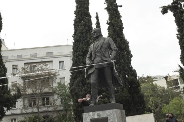Κουτσούμπας: Το άγαλμα Τρούμαν βρωμίζει το Κέντρο της Αθήνας