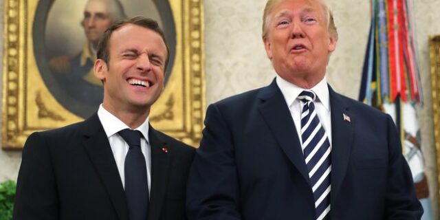 Ένα νέο “bromance” γεννιέται: Ο Τραμπ τινάζει την πιτυρίδα από τον ώμο του Μακρόν
