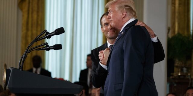 Μακρόν: Οι τηλεφωνικές συνομιλίες με τον Τραμπ είναι σαν τα λουκάνικα