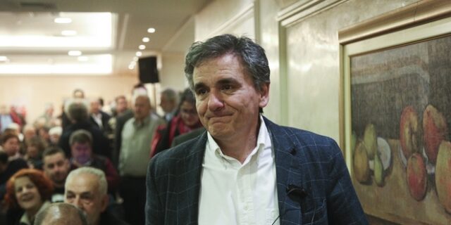 Μια έξοδος ψηλή, μέτριου αναστήματος, παχουλή προς το αδύνατο…