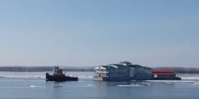 Όσα παίρνει ο πάγος: Εστιατόριο πηγαίνει “βόλτα” σε ποτάμι