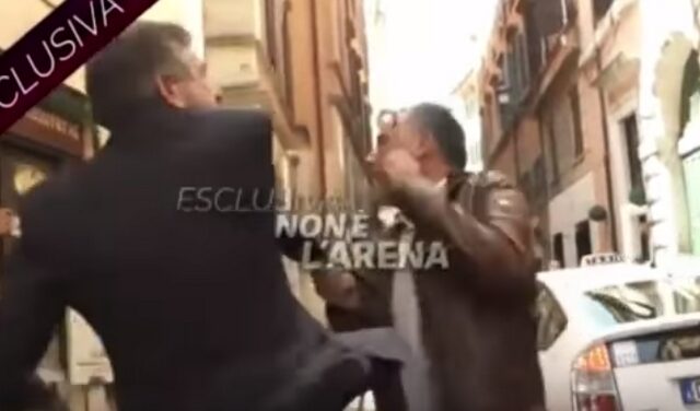 Ιταλία: Πρώην υπουργός χαστουκίζει δημοσιογράφο κατά τη διάρκεια συνέντευξης