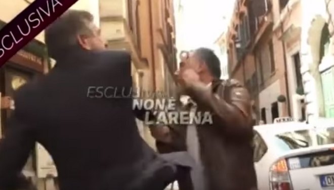 Ιταλία: Πρώην υπουργός χαστουκίζει δημοσιογράφο κατά τη διάρκεια συνέντευξης