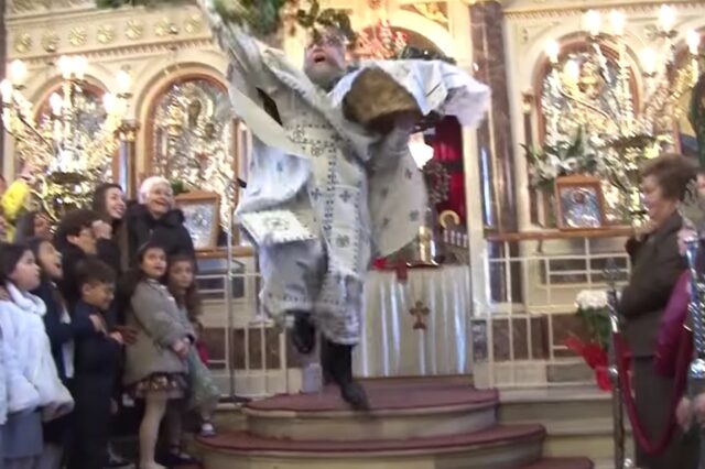 Πρώτη Ανάσταση: Ο ιερέας από τη Χίο που γίνεται viral κάθε χρόνο
