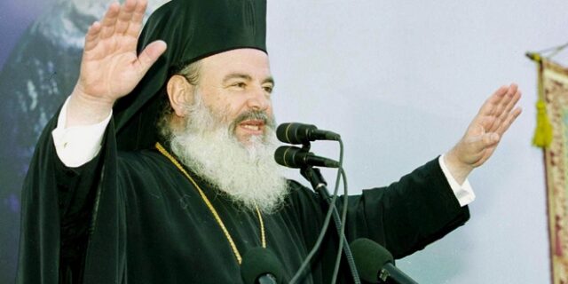 Η μάχη για τις ταυτότητες και ο ανένδοτος Χριστόδουλου ενάντια στο ελληνικό κράτος