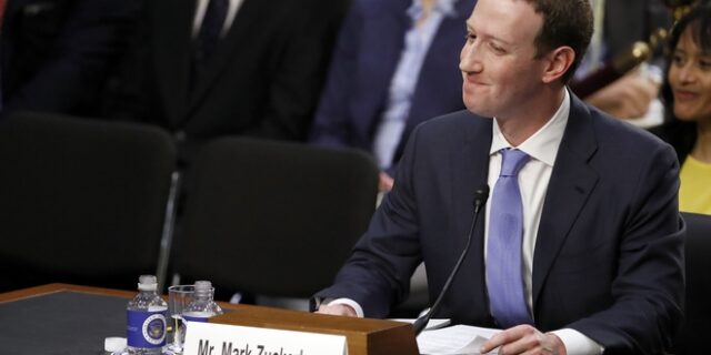 Βεντέτα Κέιμπριτζ – Ζάκερμπεργκ με φόντο το σκάνδαλο facebook