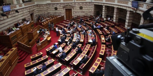 Στην Ολομέλεια της Βουλής το νομοσχέδιο για υιοθεσία και αναδοχή