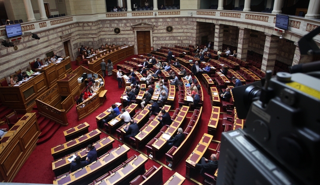 Βουλή: Δεκτή η αναδοχή για ομόφυλα ζευγάρια με 161 “Ναι”