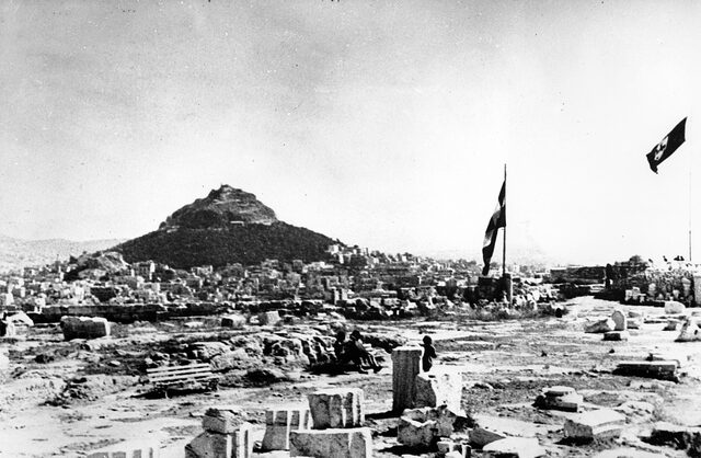 Οταν οι Γλέζος και Σάντας κατέβασαν τη ναζιστική σημαία από την Ακρόπολη – 81 χρόνια από την ηρωική πράξη