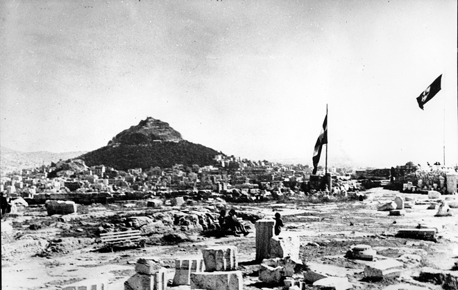 Οταν οι Γλέζος και Σάντας κατέβασαν τη ναζιστική σημαία από την Ακρόπολη – 81 χρόνια από την ηρωική πράξη