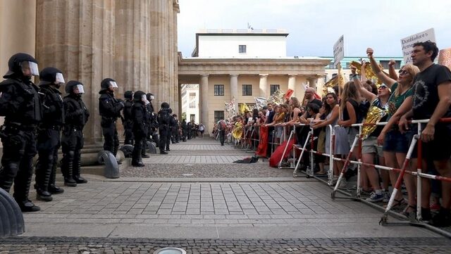 Πάρτι αντιφασισμού στο Βερολίνο: 5.000 ακροδεξιοί από τη μια, 25.000 από την άλλη