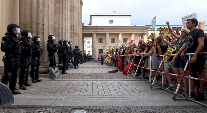 Πάρτι αντιφασισμού στο Βερολίνο: 5.000 ακροδεξιοί από τη μια, 25.000 από την άλλη