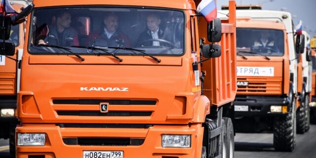 Ο Πούτιν εγκαινίασε τη γέφυρα με την Κριμαία οδηγώντας ένα φορτηγό