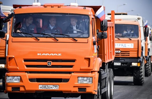 Ο Πούτιν εγκαινίασε τη γέφυρα με την Κριμαία οδηγώντας ένα φορτηγό