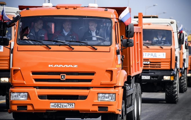Ο Πούτιν εγκαινίασε τη γέφυρα με την Κριμαία οδηγώντας ένα φορτηγό