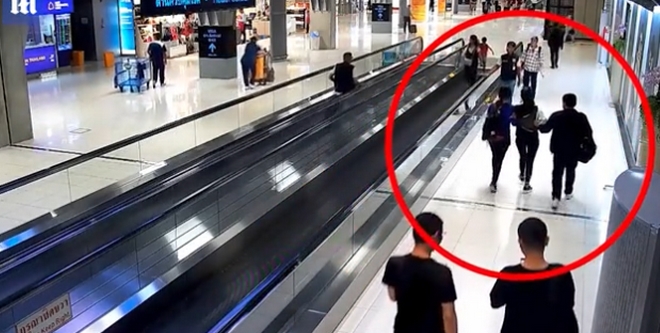 Βίντεο: Απήγαγαν τουρίστρια σε αεροδρόμιο – Δεν κατάλαβε κανείς τίποτα