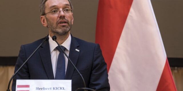 Τηλεφωνικές επαφές για το προσφυγικό θα έχει ο Αυστριακός υπουργός Εσωτερικών