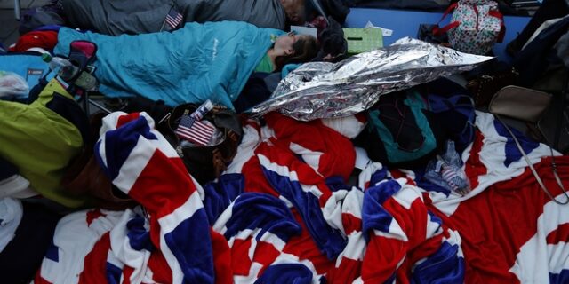 Βασιλικός γάμος: Με σημαίες, κορώνες και ύπνο στους δρόμους οι “βασιλόφρονες”