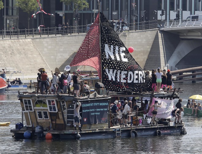 Το Βερολίνο μίλησε: Μπλόκαραν πορεία των ακροδεξιών της AfD