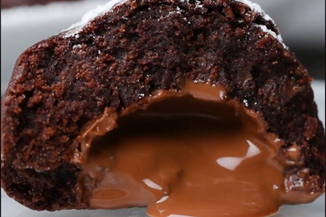 Βόμβα brownie με καρδιά από καραμέλα