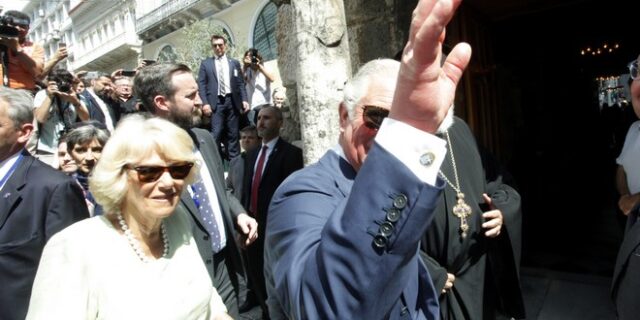 Ο Κάρολος φορούσε μανικετόκουμπα με την ελληνική σημαία
