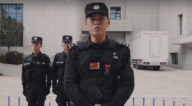 Βίντεο: Η κινεζική αστυνομία δίνει συμβουλές επιβίωσης από επίθεση με μαχαίρι και “τα σπάει”