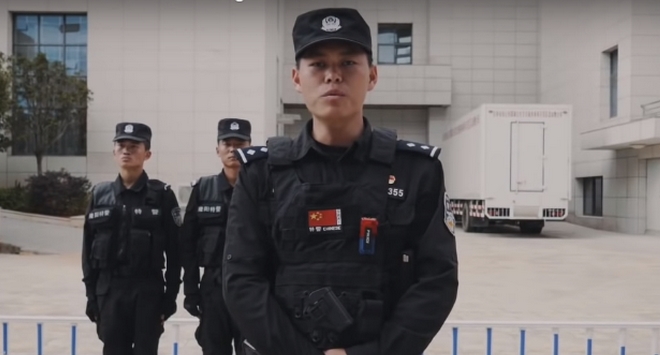 Βίντεο: Η κινεζική αστυνομία δίνει συμβουλές επιβίωσης από επίθεση με μαχαίρι και “τα σπάει”