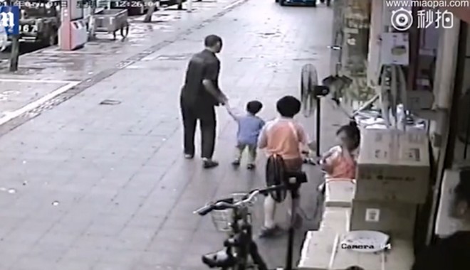 Απίστευτες εικόνες: Άνδρας προσπαθεί να απαγάγει αγοράκι που παίζει με τους φίλους του