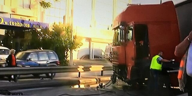 Τραγικό τροχαίο με δύο νεκρούς στον Κηφισό: Νταλίκα έπεσε πάνω σε δύο οχήματα