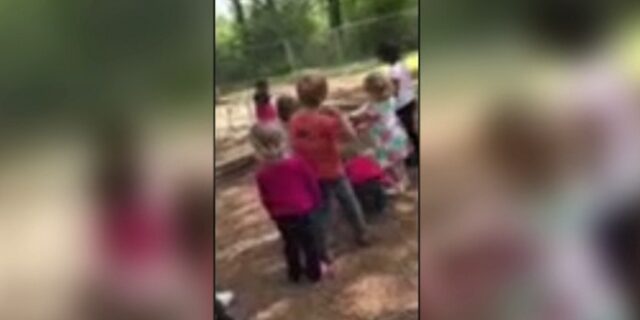Σοκαριστικό βίντεο: Δασκάλα βάζει παιδιά να λιθοβολήσουν 4χρονο αγόρι