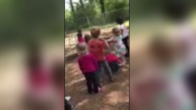 Σοκαριστικό βίντεο: Δασκάλα βάζει παιδιά να λιθοβολήσουν 4χρονο αγόρι