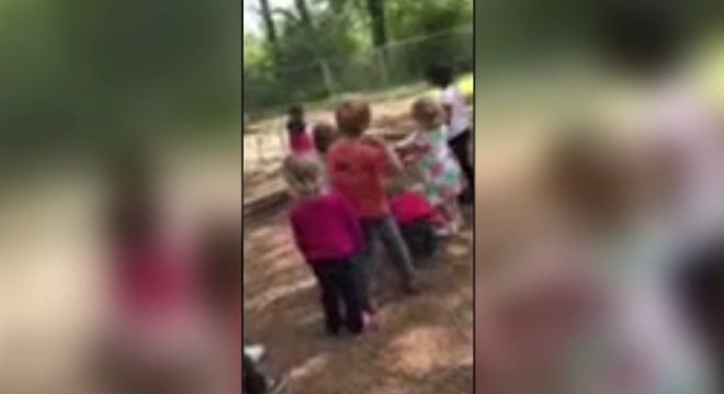 Σοκαριστικό βίντεο: Δασκάλα βάζει παιδιά να λιθοβολήσουν 4χρονο αγόρι