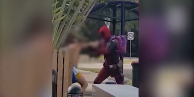Απίστευτο: Μεταμφιεσμένος Deadpool έδειρε άνδρα που τον είπε “νέγρο”