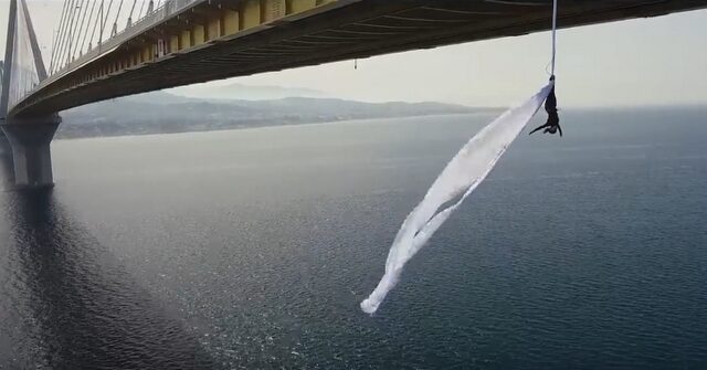 Μαγεία: Η Κατερίνα Σολδάτου αιωρείται με πανιά από τη γέφυρα Ρίου-Αντιρρίου