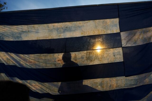 FAZ: Η Ελλάδα μπορεί σύντομα να σταθεί στα πόδια της